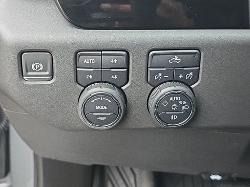 Used 2024 Chevrolet Silverado 1500 LT Trail Boss w/ Convenience Package II image 32