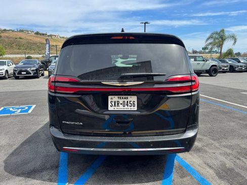 Certified 2023 Chrysler Pacifica Touring-L image 4