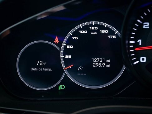 Certified 2023 Porsche Cayenne Platinum Edition image 29