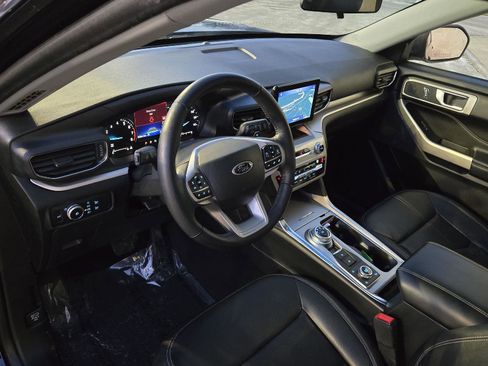 Used 2021 Ford Explorer XLT w/ Equipment Group 202A image 8