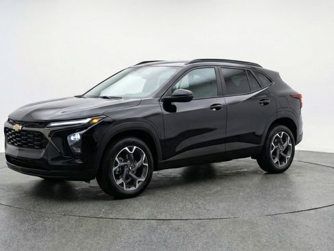 Used 2025 Chevrolet Trax LT w/ LT Convenience Package FWD image 3