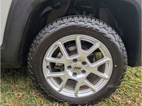 Used 2023 Jeep Renegade Latitude image 23