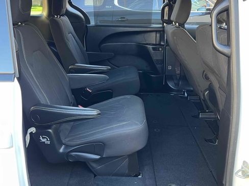 Used 2021 Chrysler Pacifica Touring w/ S Appearance Package image 42