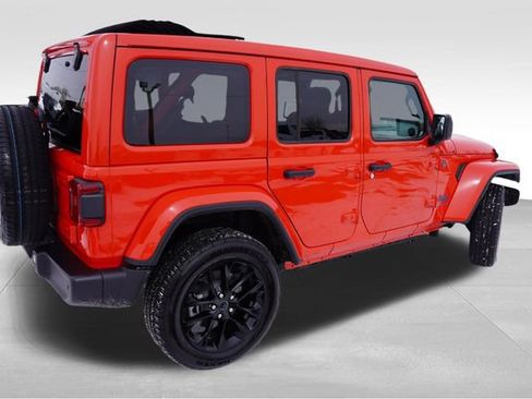 Certified 2025 Jeep Wrangler Unlimited Sahara w/ Safety Group AWD/4WD image 5