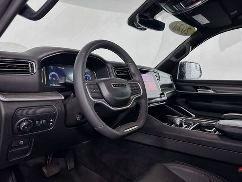 Used 2023 Jeep Wagoneer Series III w/ Preferred Equipment Group image 12