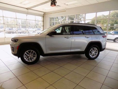 New 2025 Jeep Grand Cherokee Laredo X w/ Luxury Tech Group I RWD image 4