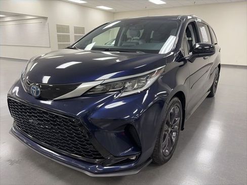 Used 2024 Toyota Sienna XSE w/ XSE Plus Package image 3