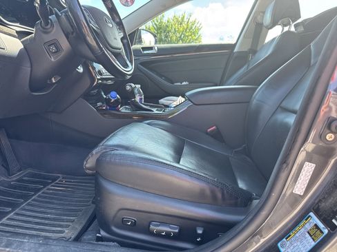 Used 2016 Kia Cadenza Premium w/ Technology Package FWD image 11