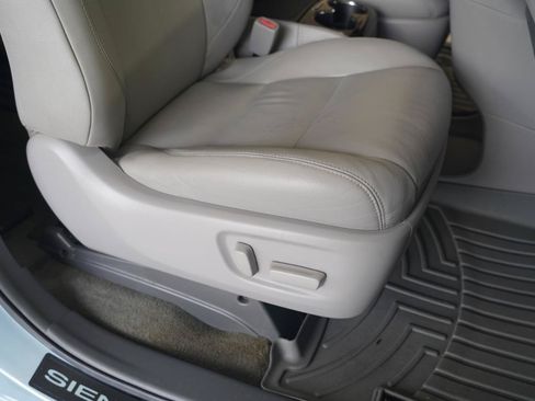 Used 2015 Toyota Sienna XLE FWD image 31