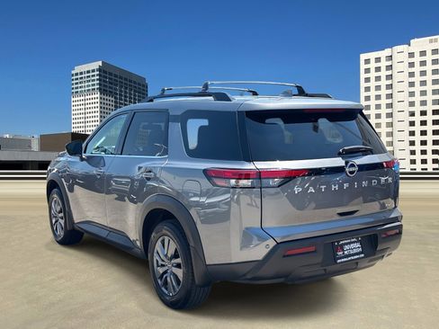 Used 2024 Nissan Pathfinder SV image 3