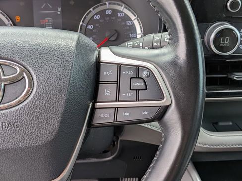 Used 2022 Toyota Highlander LE FWD image 18