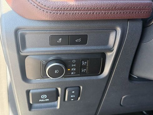 Used 2024 Ford Expedition Limited image 12