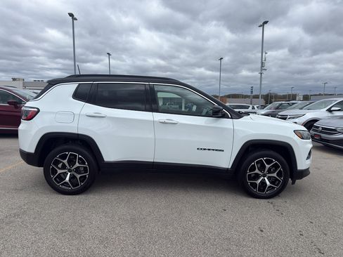 Used 2025 Jeep Compass Limited AWD/4WD image 4