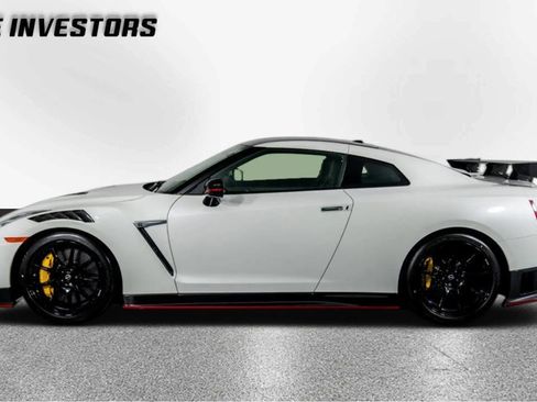 Used 2023 Nissan GT-R NISMO AWD/4WD image 2