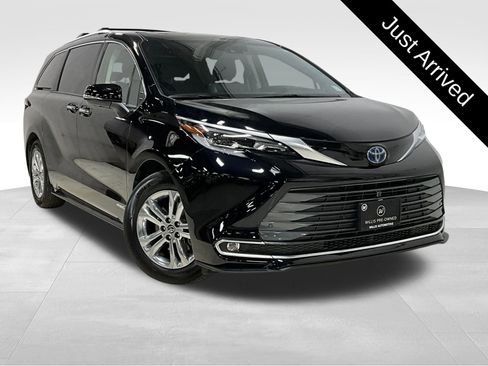 Used 2021 Toyota Sienna Limited image 1