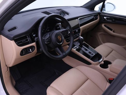 Used 2025 Porsche Macan AWD/4WD image 4