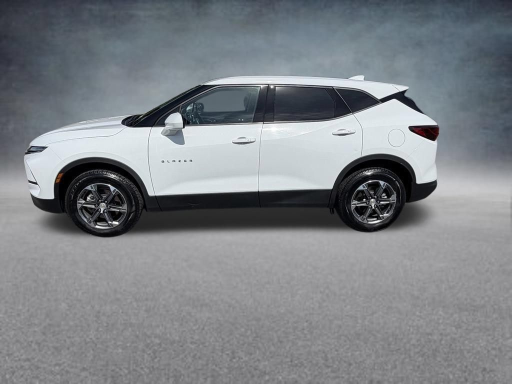 Used 2025 Chevrolet Blazer LT AWD/4WD image 2