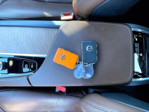 Used 2023 Volvo XC90 T8 Plus image 14