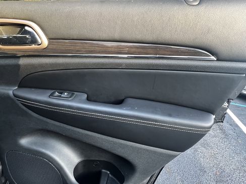 Used 2017 Jeep Grand Cherokee Overland image 39