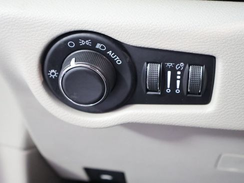 Used 2023 Chrysler Voyager LX FWD image 36