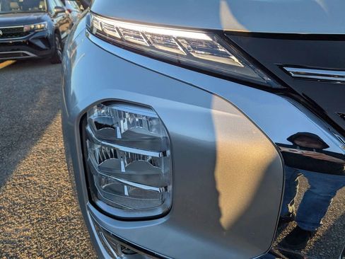 Used 2025 Mitsubishi Outlander SE image 10