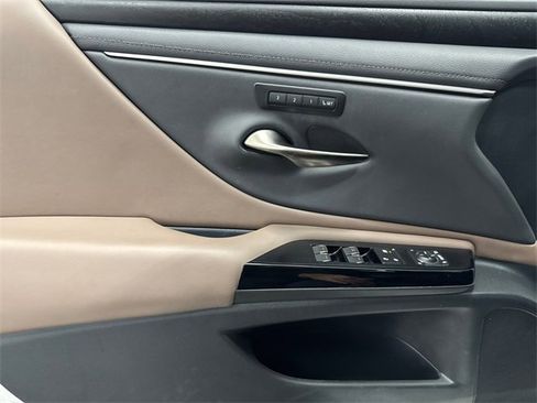 Used 2025 Lexus ES 300h 300h image 10