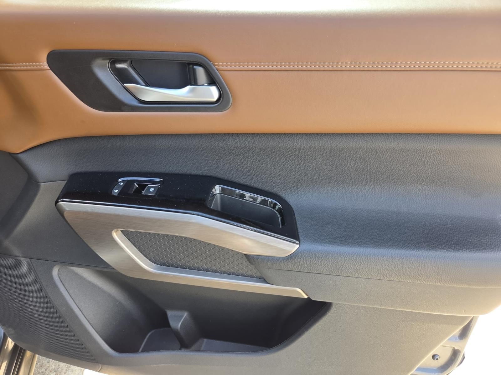Used 2024 Nissan Pathfinder Platinum FWD image 11
