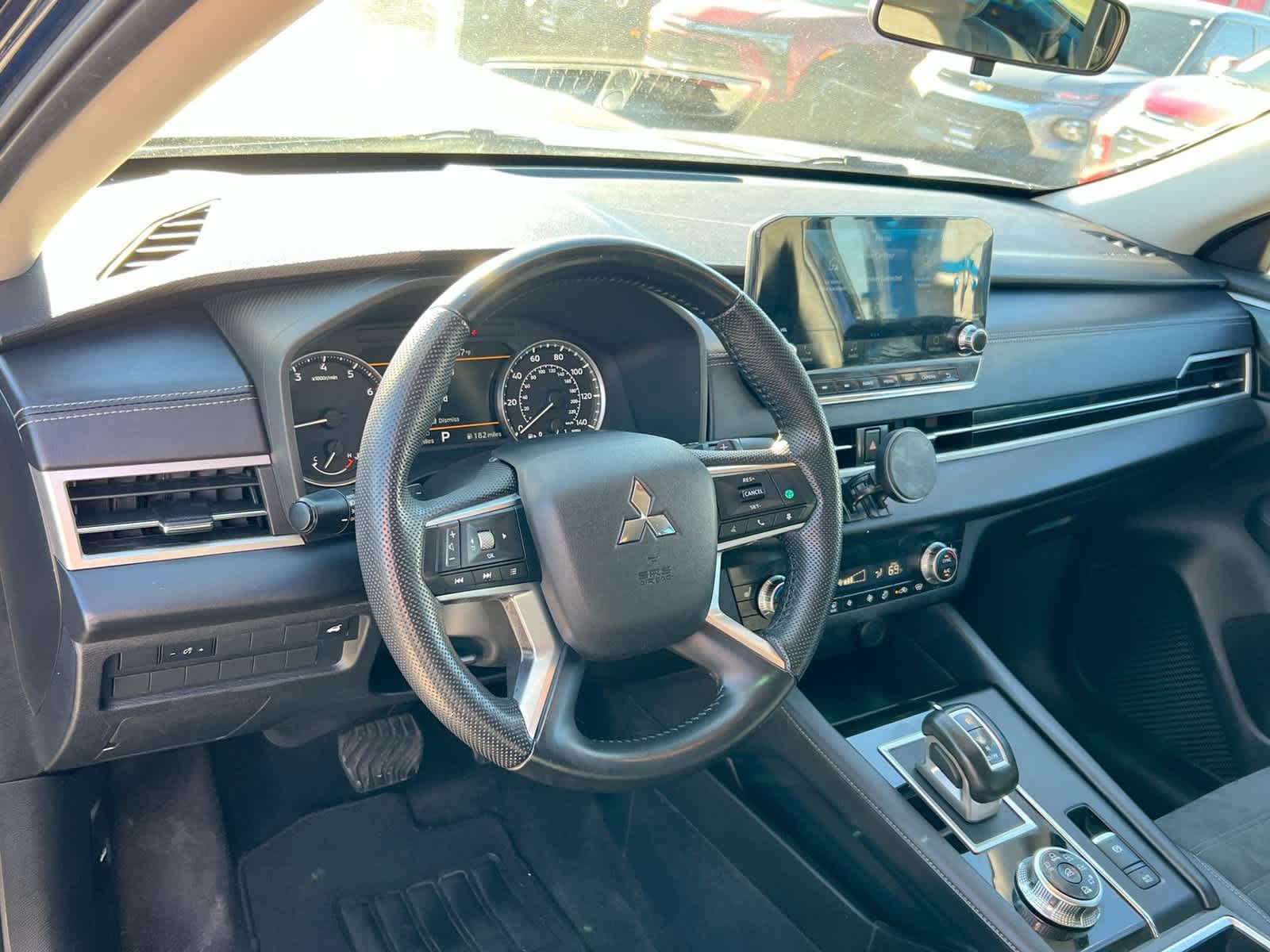 Used 2023 Mitsubishi Outlander SE AWD/4WD image 10