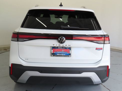 New 2026 Volkswagen Tiguan SE FWD image 5