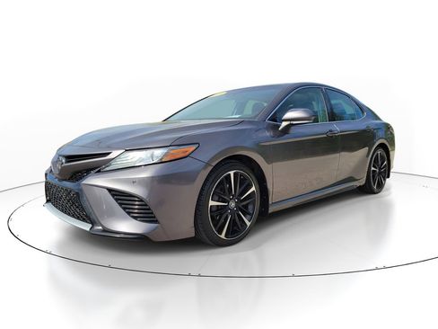Used 2018 Toyota Camry XSE FWD image 2