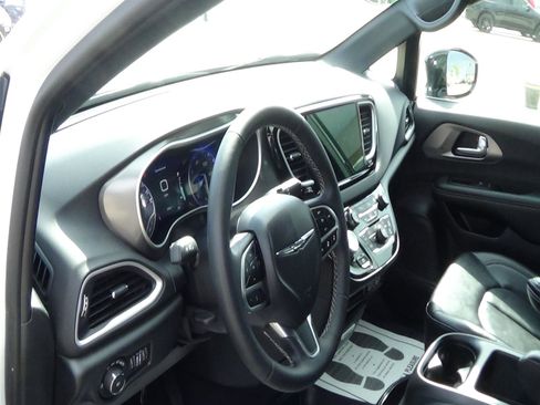 Used 2025 Chrysler Pacifica Select FWD image 17