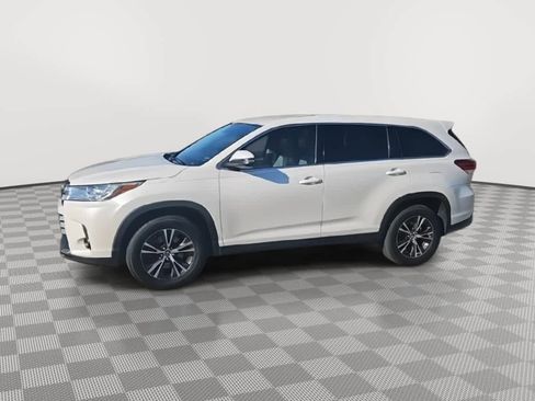 Used 2019 Toyota Highlander LE image 4