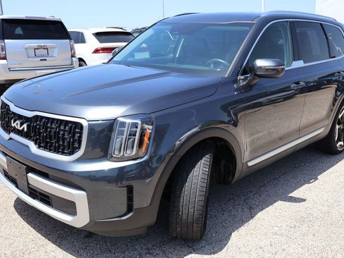 Used 2023 Kia Telluride EX w/ EX Captain's Chair Package FWD image 7
