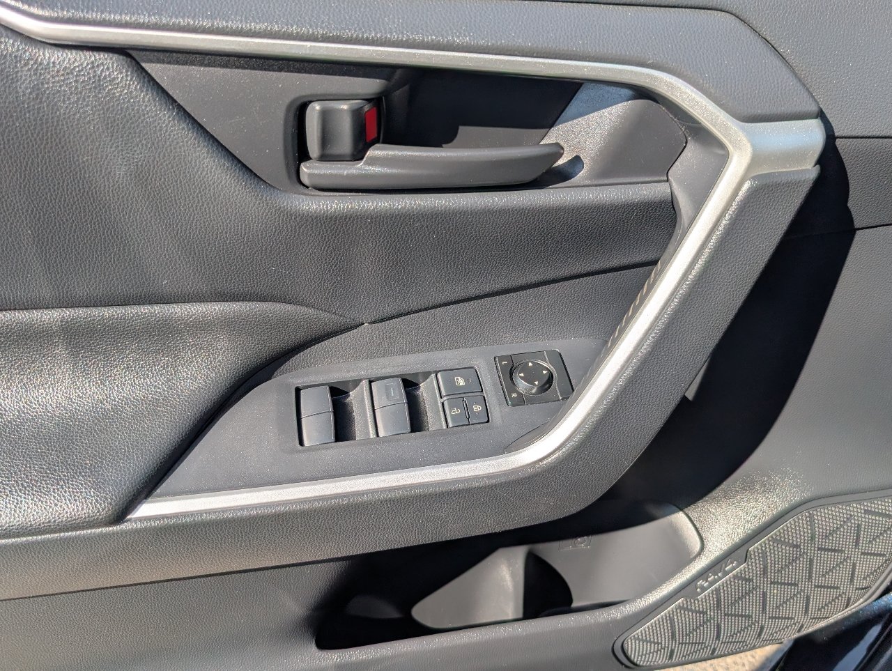 Used 2019 Toyota RAV4 LE w/ Carpet Mat Package FWD image 15