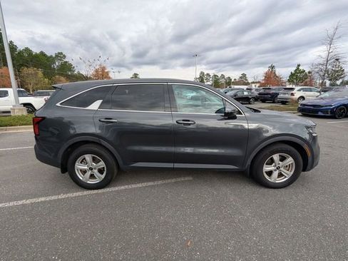 Used 2023 Kia Sorento LX image 2