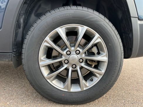Used 2019 Jeep Cherokee Latitude Plus w/ Comfort/Convenience Group AWD/4WD image 23