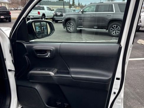 Used 2016 Toyota Tacoma TRD Off-Road w/ Towing Package image 15