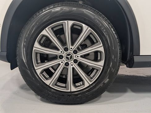 Used 2024 Mercedes-Benz GLC 300 4MATIC image 32
