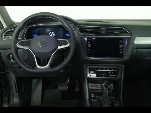 Used 2022 Volkswagen Tiguan SE AWD/4WD image 15
