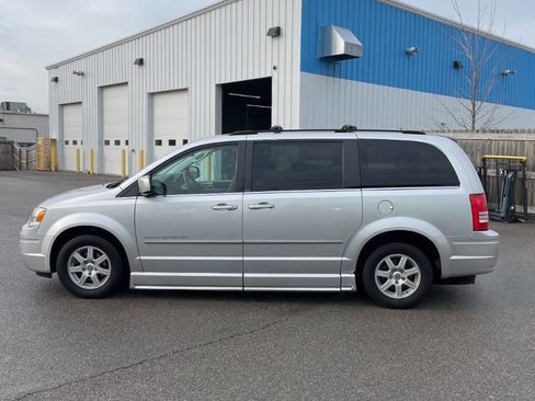Used 2010 Chrysler Town & Country Touring w/ Trailer Tow Group image 3