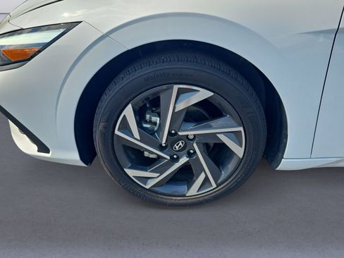 Used 2025 Hyundai Elantra Sport image 9