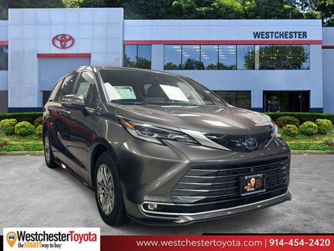 Used 2023 Toyota Sienna Platinum AWD/4WD image 1