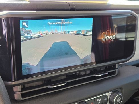 Used 2025 Jeep Gladiator Sport image 14