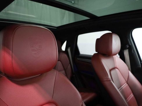 Used 2022 Porsche Cayenne image 22