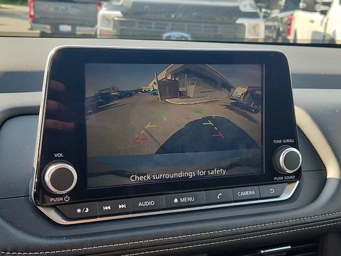Used 2025 Nissan Rogue SV FWD image 17
