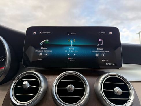 Used 2021 Mercedes-Benz GLC 300 4MATIC image 32