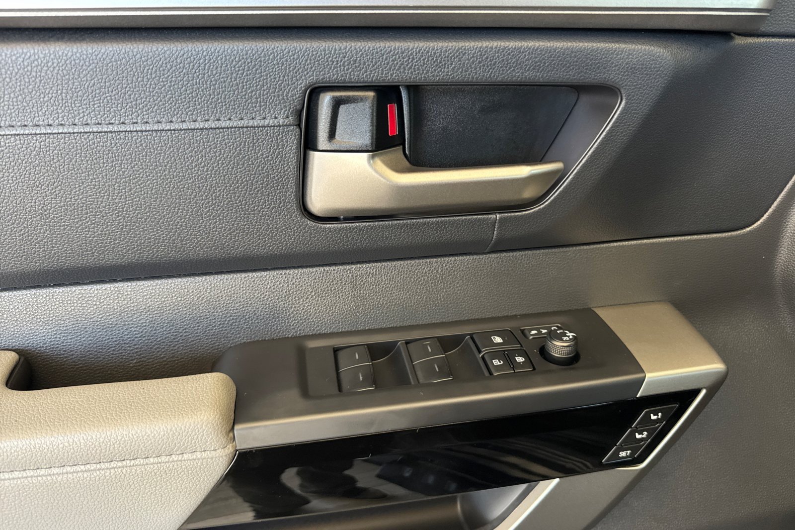 Used 2025 Toyota Tundra Limited AWD/4WD image 10