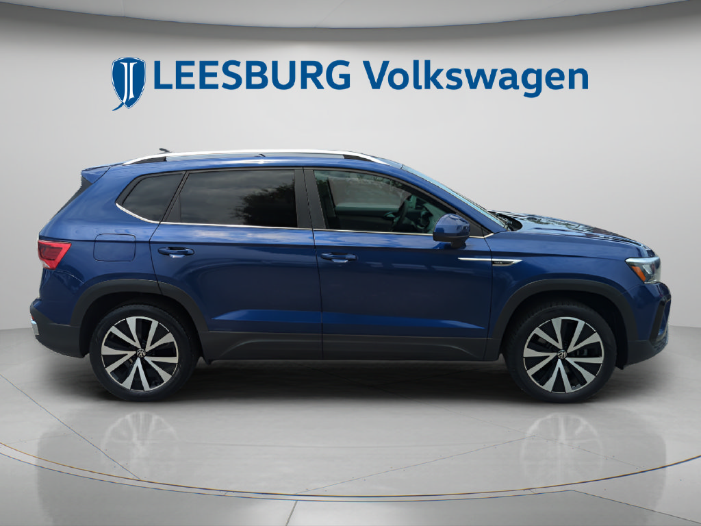 Used 2023 Volkswagen Taos SE FWD image 3