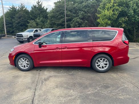 New 2026 Chrysler Pacifica Select image 8