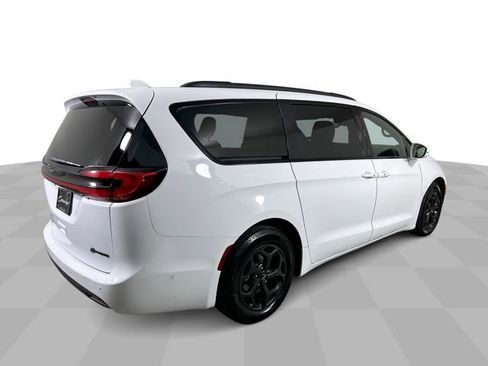 Used 2021 Chrysler Pacifica Touring-L w/ Uconnect Theater Family Group FWD image 8